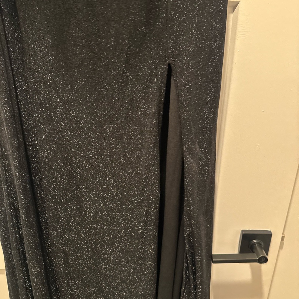 Elegant Black Evening Gown - Picture 7 of 8